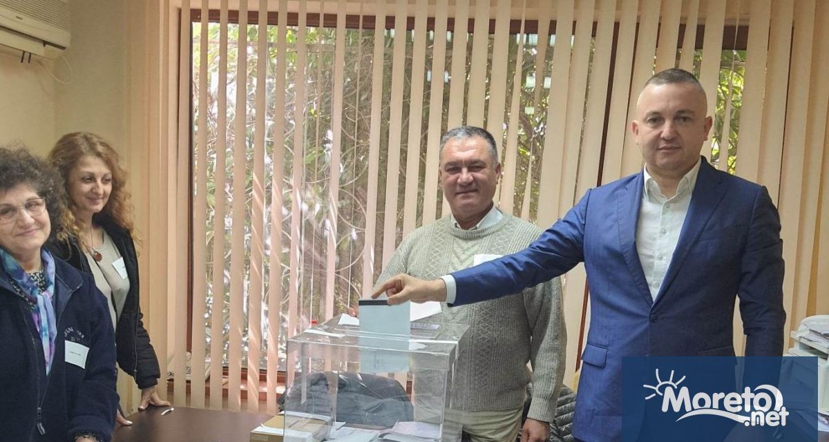 Кметът на Варна Иван Портних упражни правото си глас в