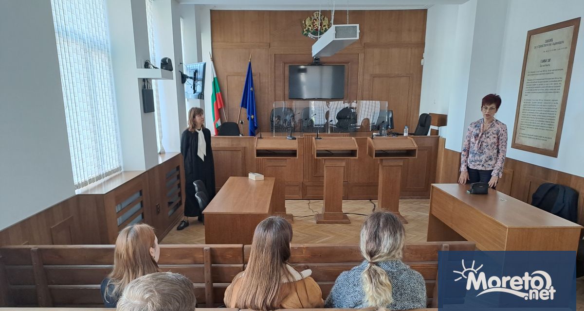 Студенти от Икономическия университет във Варна прекрачиха прага на Съдебната
