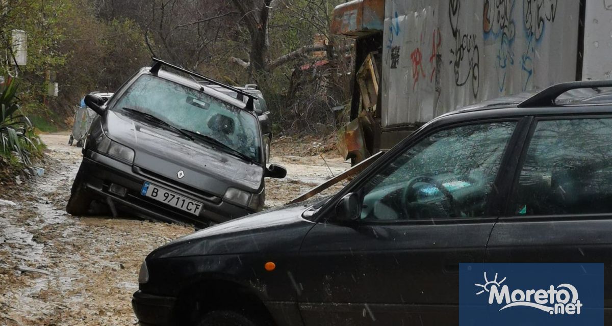 Коли затънаха в кал на ул Перуника във варненския квартал