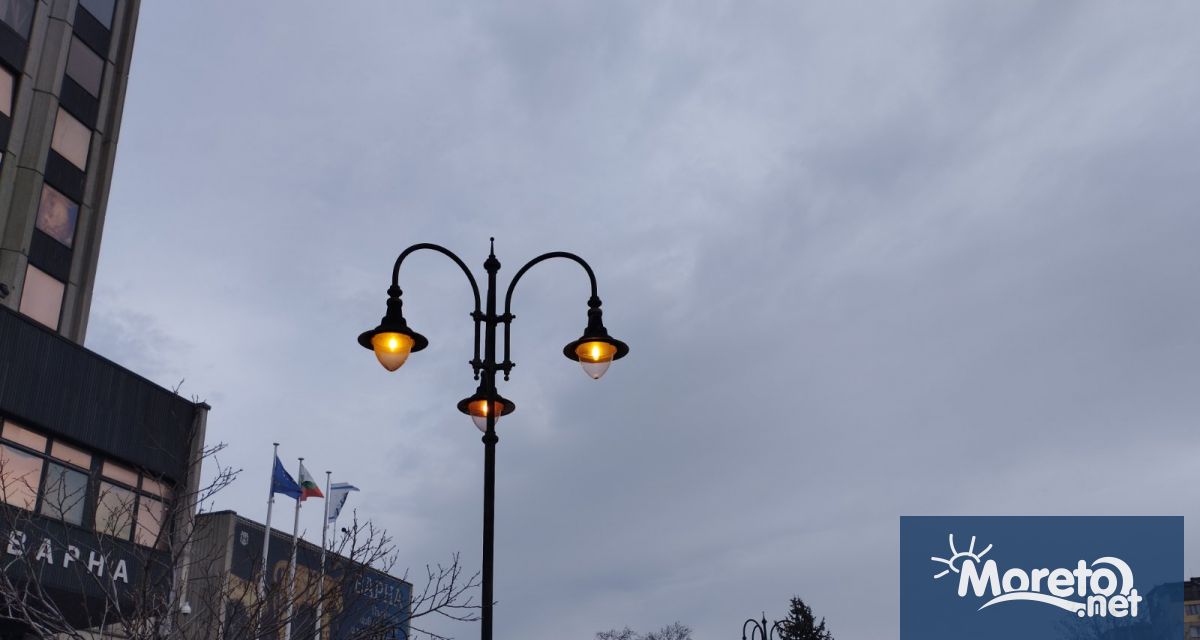 Лампите край сградата на Община Варна светят и през деня