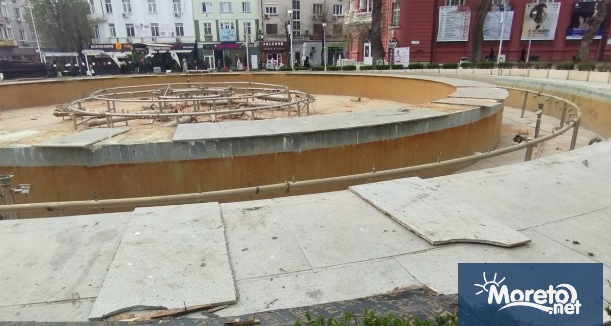 Дървеният подиум върху фонтана на Независимост вече е демонтиран видя