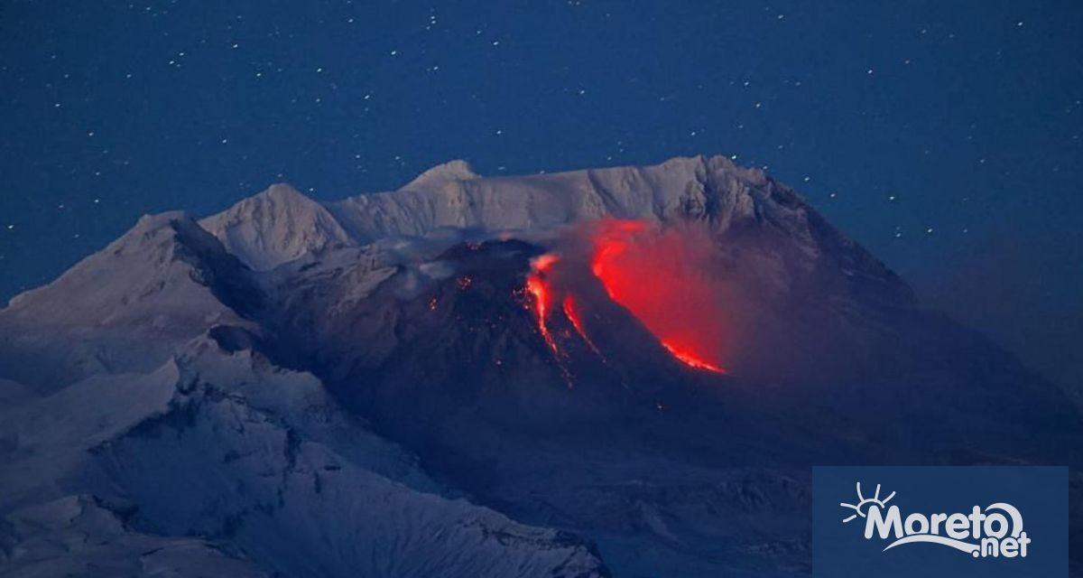 Вулканът Шивелуч на далекоизточния полуостров Камчатка в Русия изригна рано