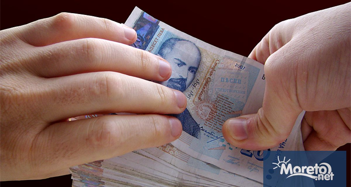 45 годишен бивш полицейски служител обвиняем за това че поискал и