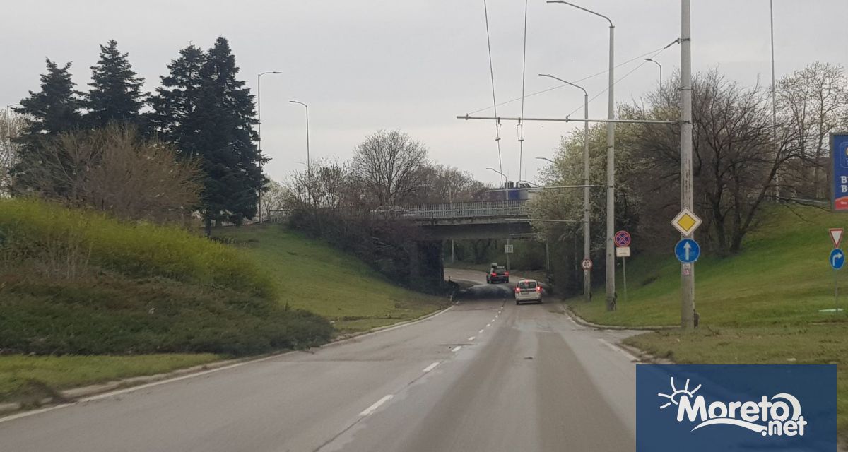 Булевард Левски е напълно почистен от наносите кал и камъни