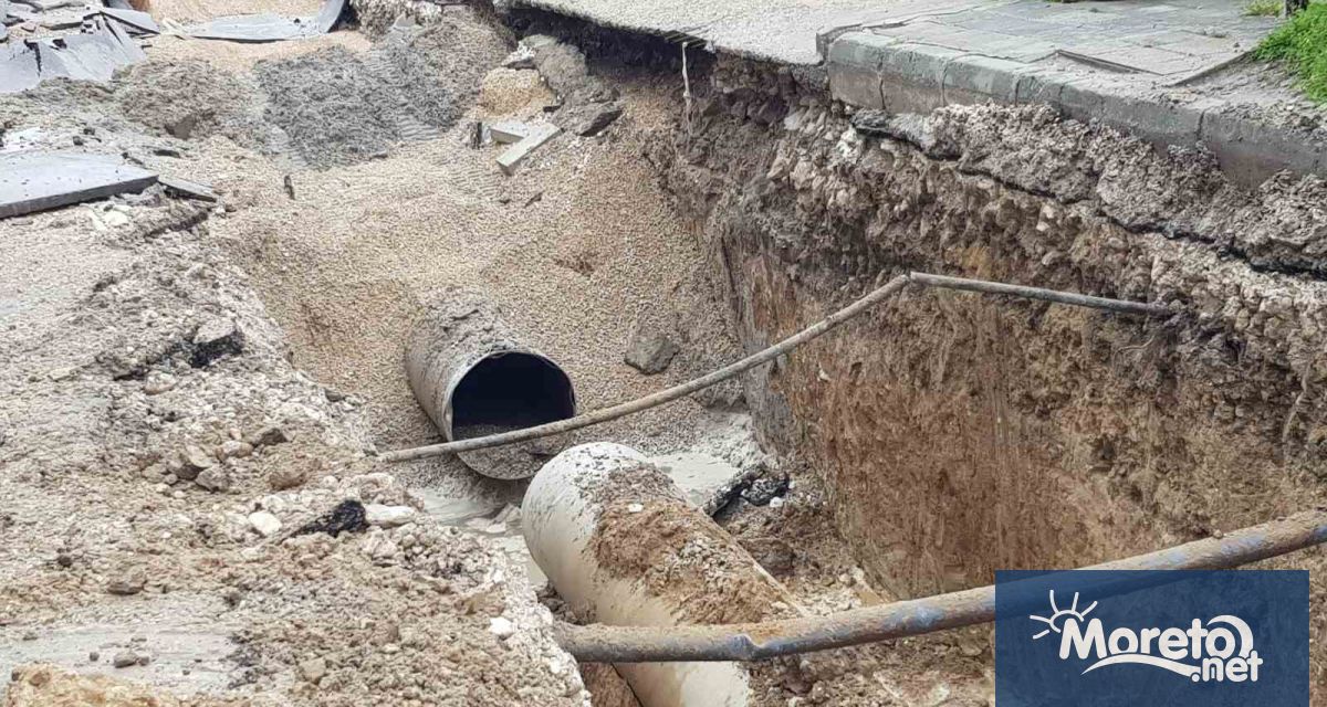 Ремонтните дейности на магистралния водопровод който снощи се спука и