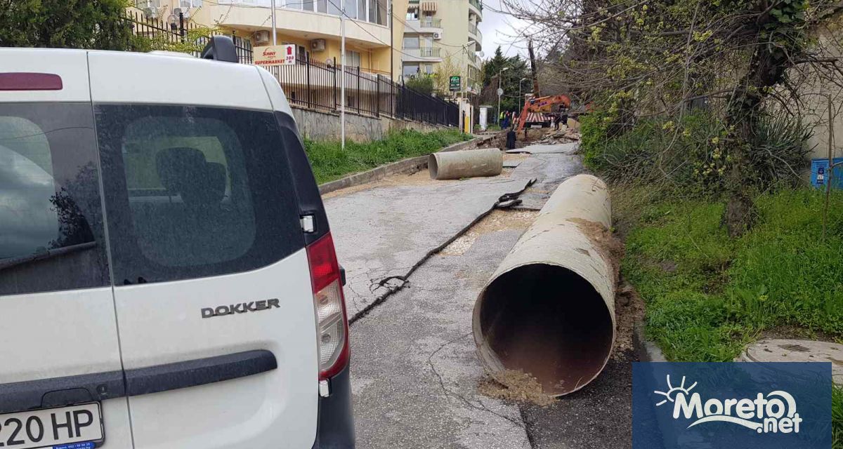 Новата стоманена тръба в авариралия участък от магистрален водопровод в
