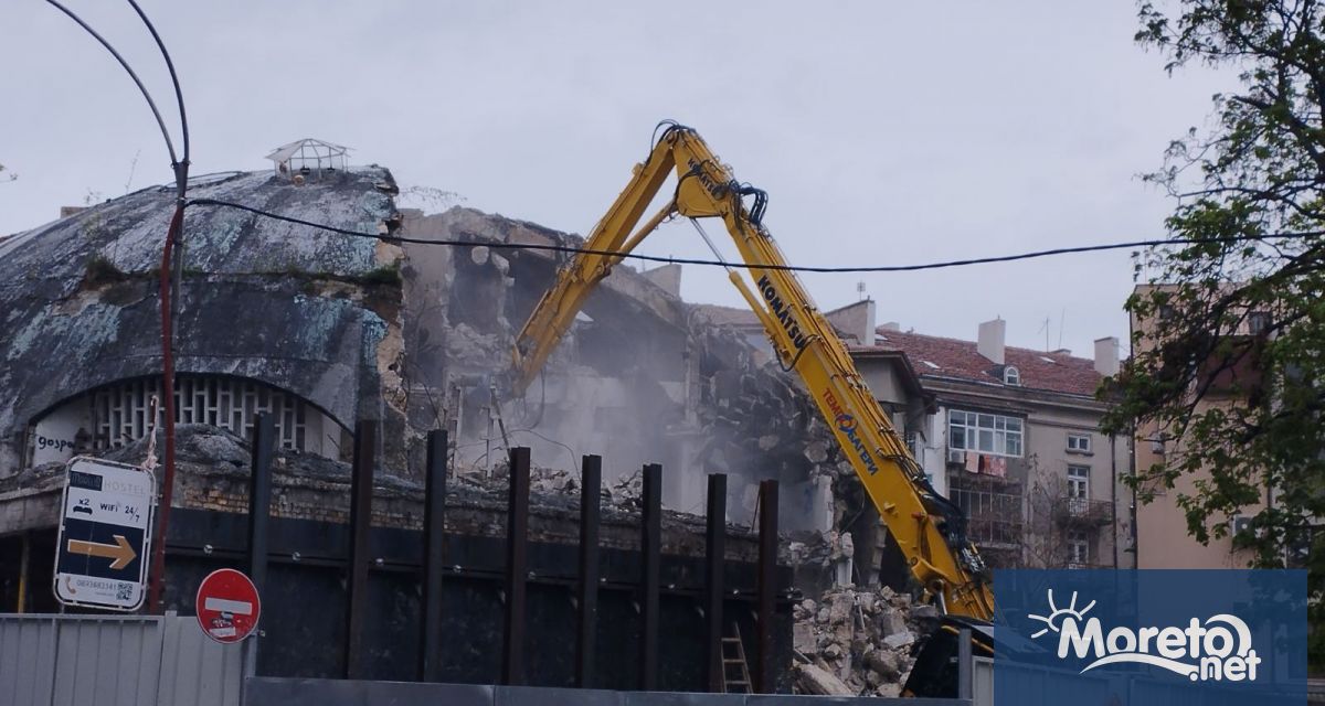 Събарят купола на Гъбата във Варна видео Започна събаряне на купола