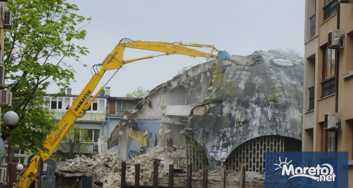 Започна събаряне на купола на баня Гъбата във Варна видя