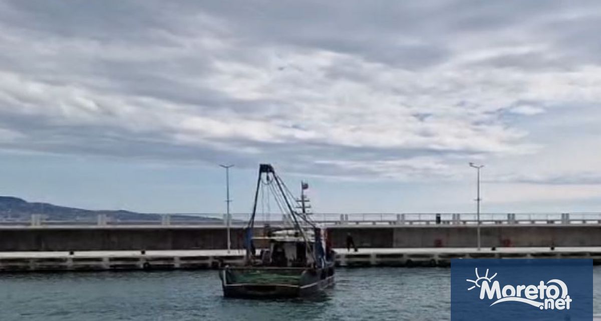 Риболовният кораб Барбун заседна при влизане в рибарско пристанище Карантината