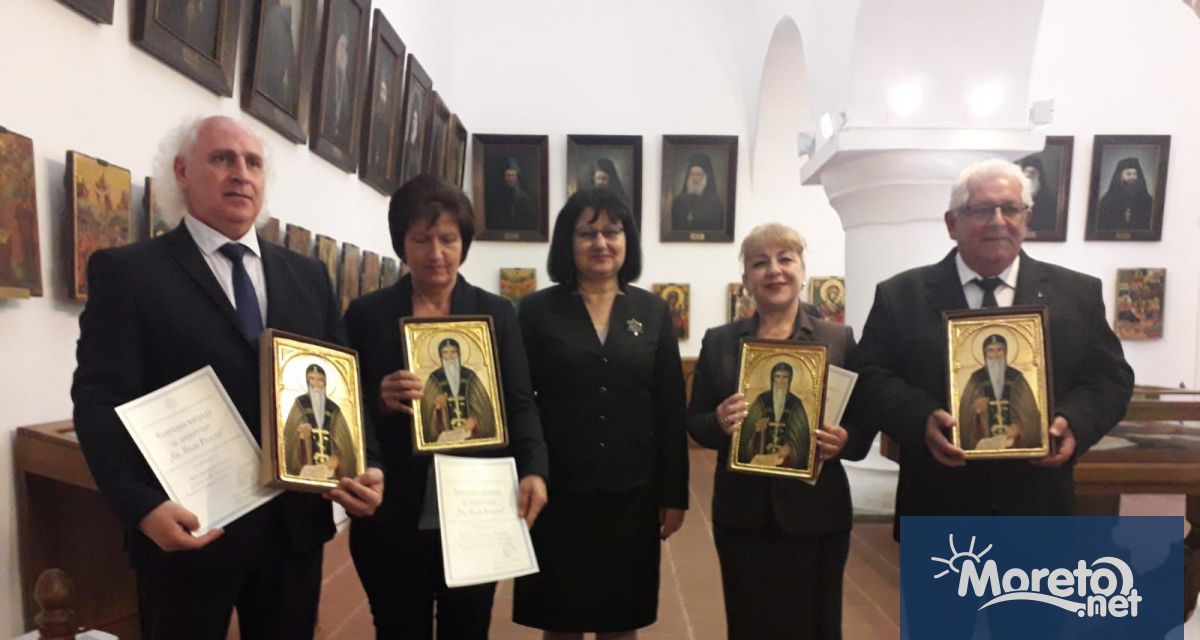 Четирима директори на училища които стимулират развитието на учителите и