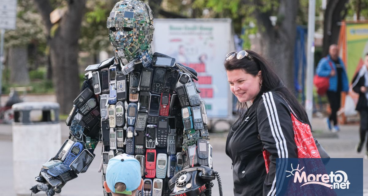 Човекът телефон грабва поглед и привлича минувачите по ларгото на