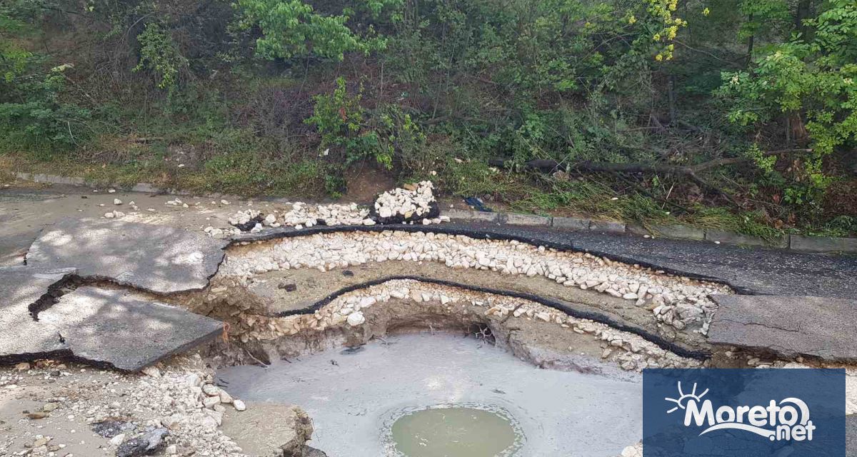Авариралият водопровод на ул Петър Скорчев в Бриз които се