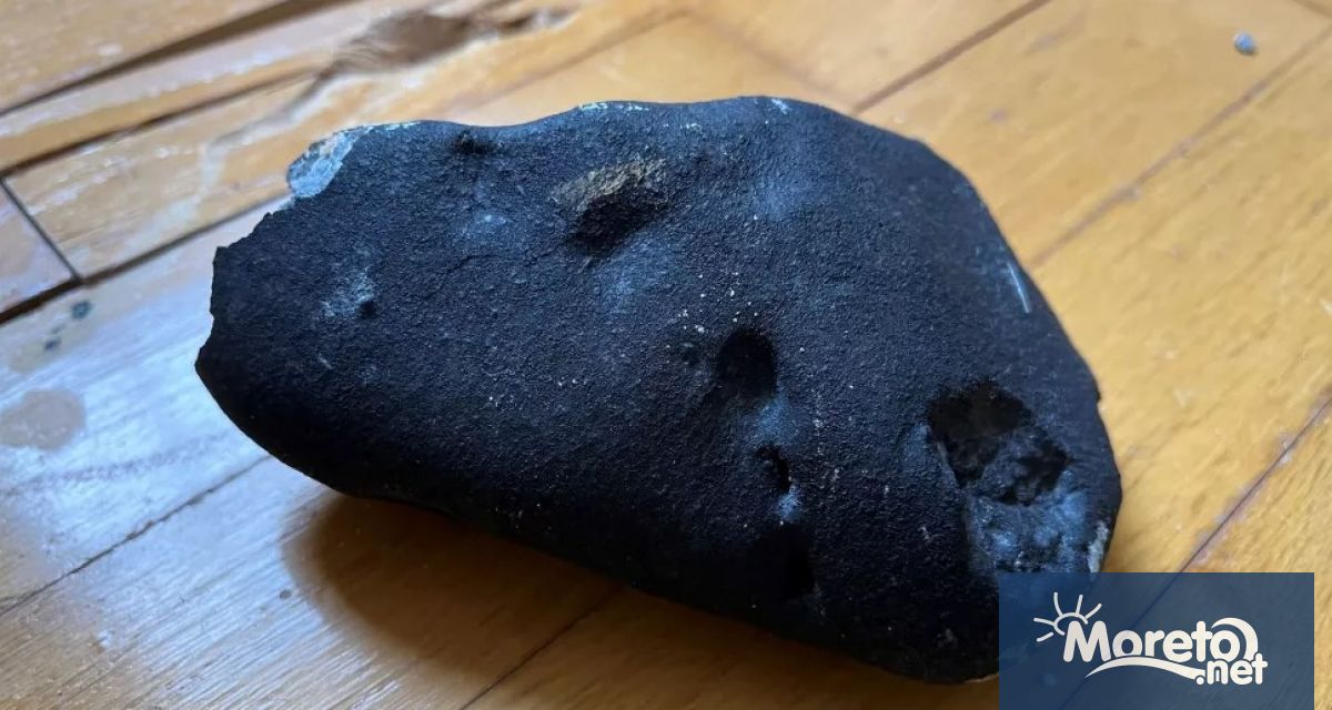 Метално изглеждаща скала която падна от небето и разби покрива