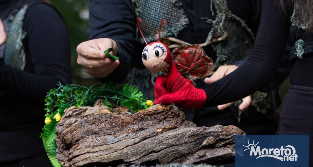 Кукли които играят под звуците на Годишните времена на Вивалди