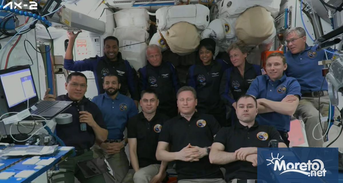 Капсула на SpaceX с бивш астронавт на НАСА и трима