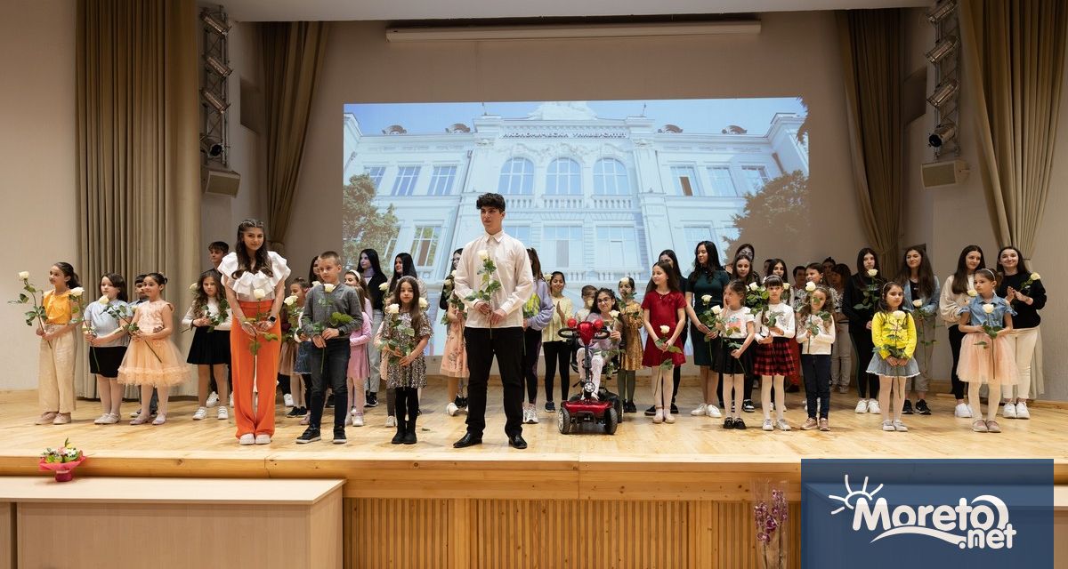 Обединени под мотото Заедно носим светлина учителите учениците и родителите