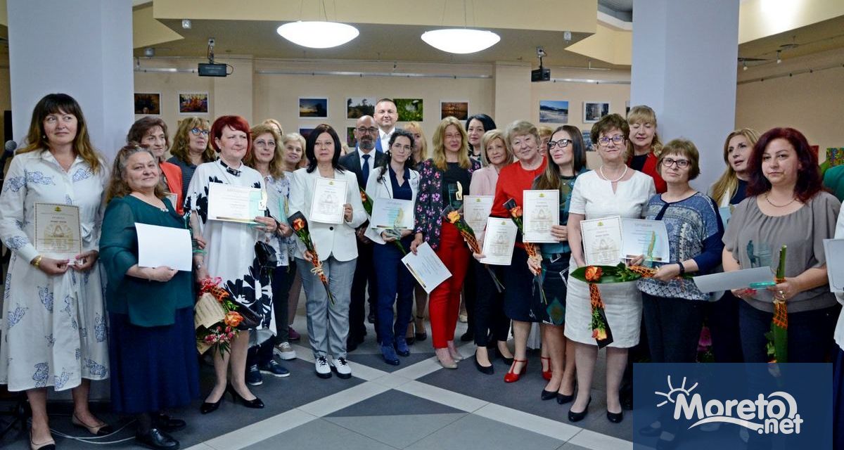 Учители от държавни училища във Варна получиха почетното отличие на