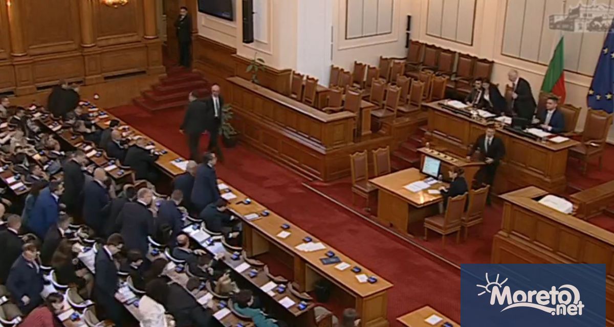 Със скандал започна днешното пленарно заседание В декларация от парламентарната
