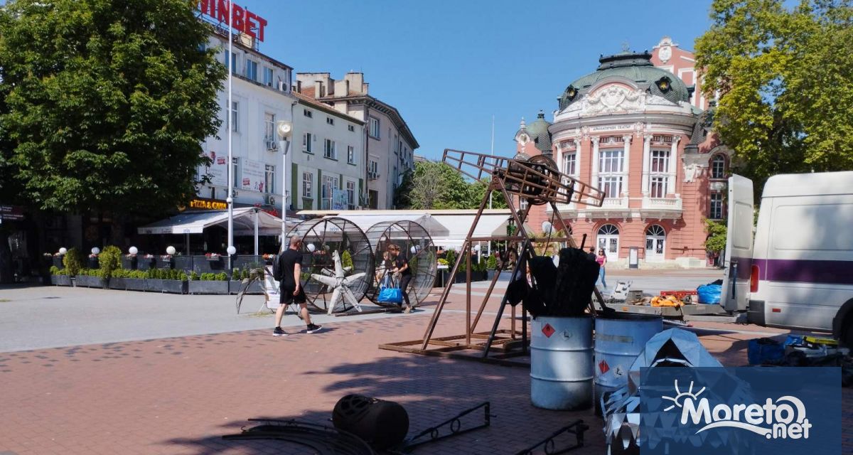 Тече трескава подготовка на реквизита за цирковото представление Пънк шоу