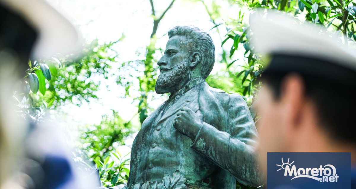 С общоградско поклонение пред паметника на Христо Ботев в Алеята