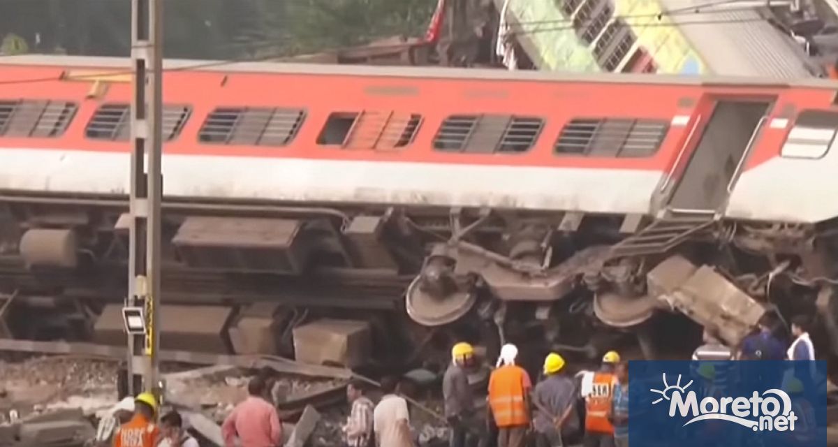 Жертви на катастрофата между два пътнически влака в индийския щат
