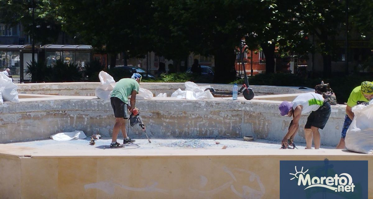 Двата големи шадраван в центъра на Варна все още не