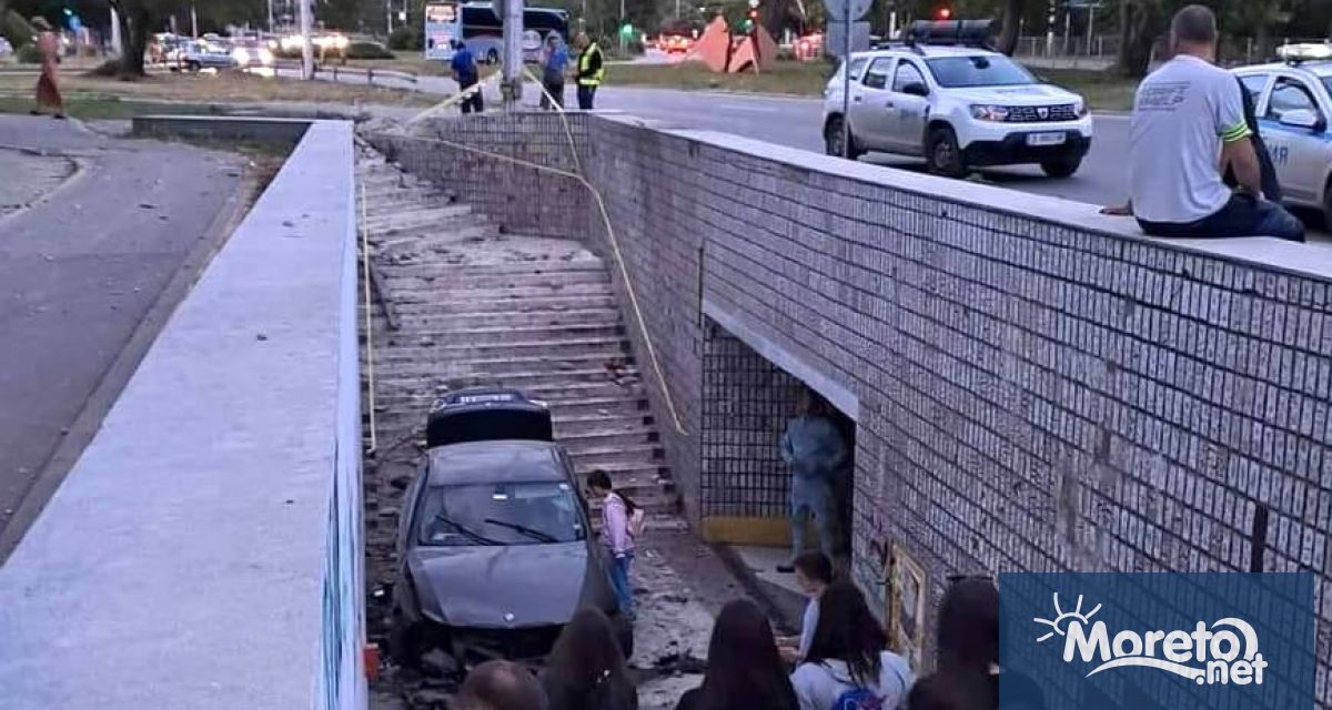 Кола буквално е влетяла в подлеза на спирка Явор вчера