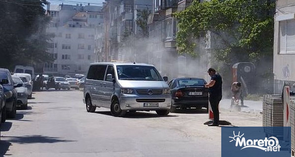 Необезопасени изкопи мръсотия купища строителни материали които се разнасят из