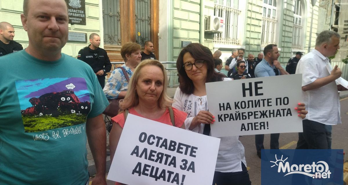 Малко над 100 души са се събрали на протест срещу