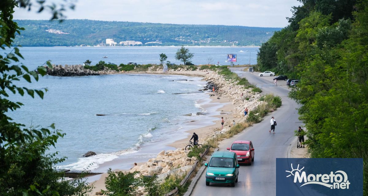 Автомобили продължават да се движат по Крайбрежната алея във Варна