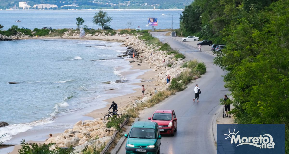 Автомобили продължават да се движат по Крайбрежната алея във Варна