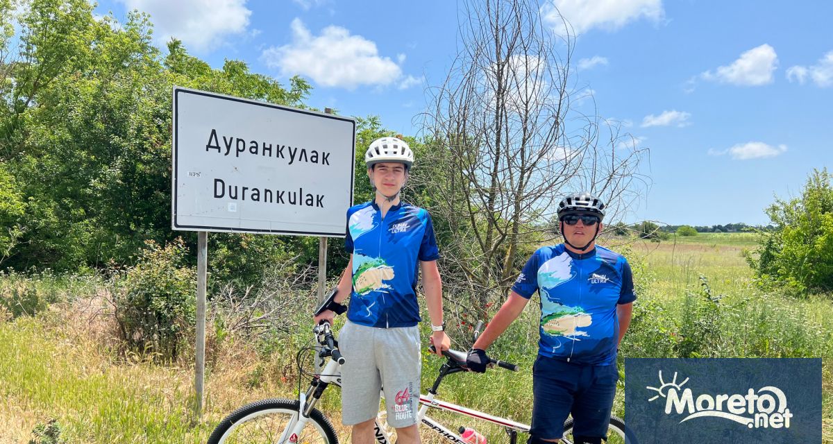 Колоездачът с увредено зрение Александър Спасов и 15-годишният му придружител