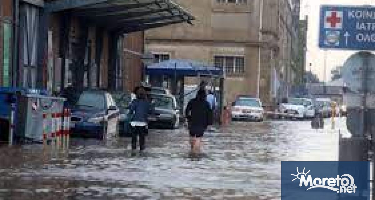 Изключително силните дъждове са засегнали зони в западната част на