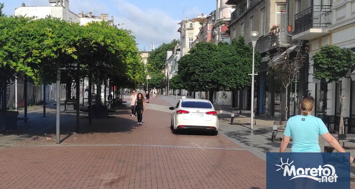 Лек автомобил беше заснет да се движи по пешеходната зона