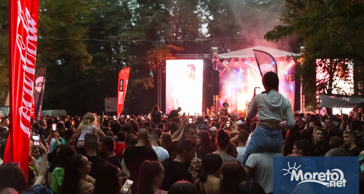 Лятото онзи любим слънчев сезон който олицетворява свободата приключението