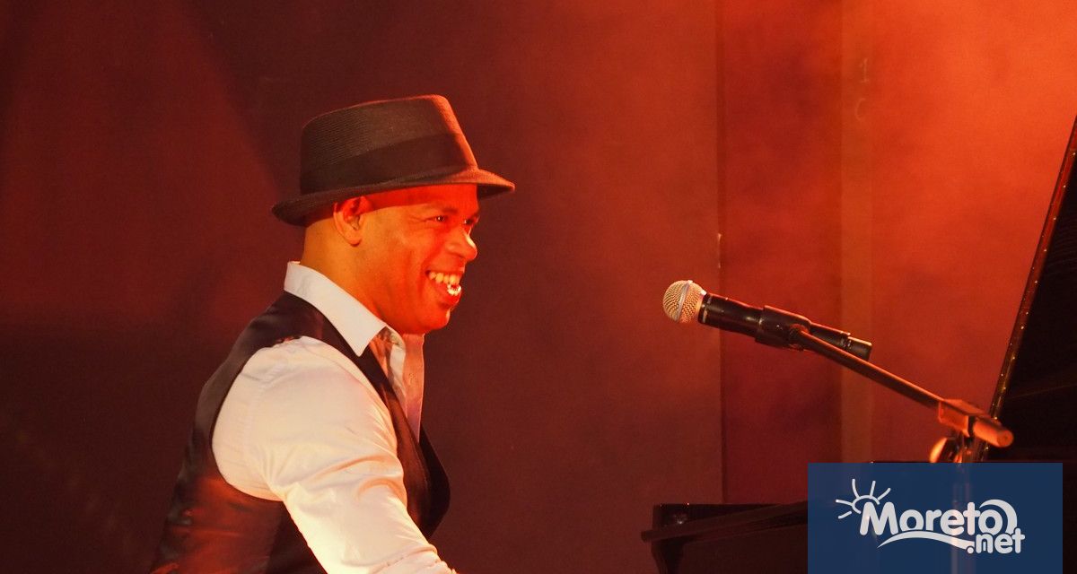 Роберто Фонсека и неговото трио заедно с носителите на Латино