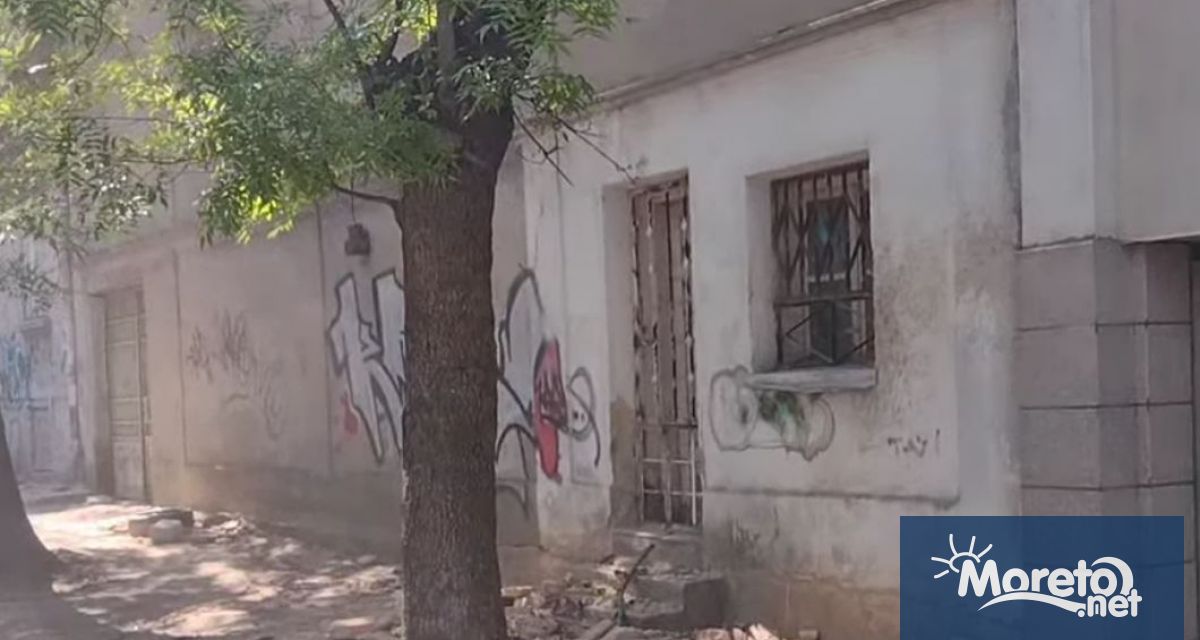Част от фасадата на изоставена къща във Варна се срути