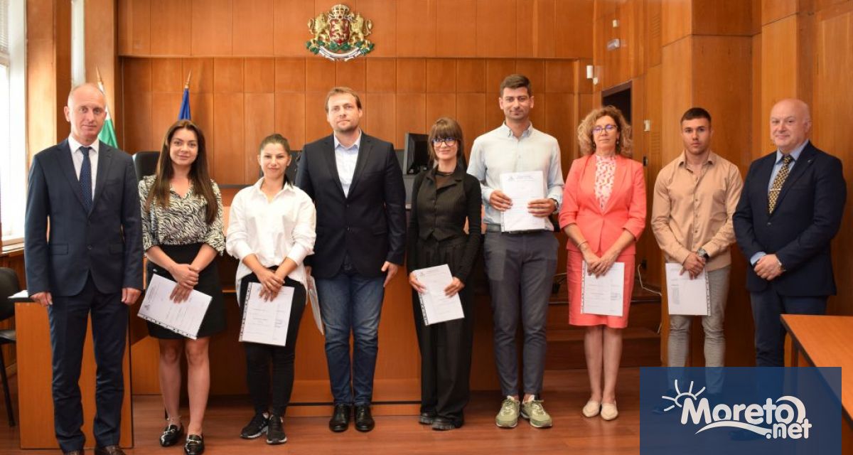 Петима възпитаници от специалност Право на Варненския свободен университет Черноризец