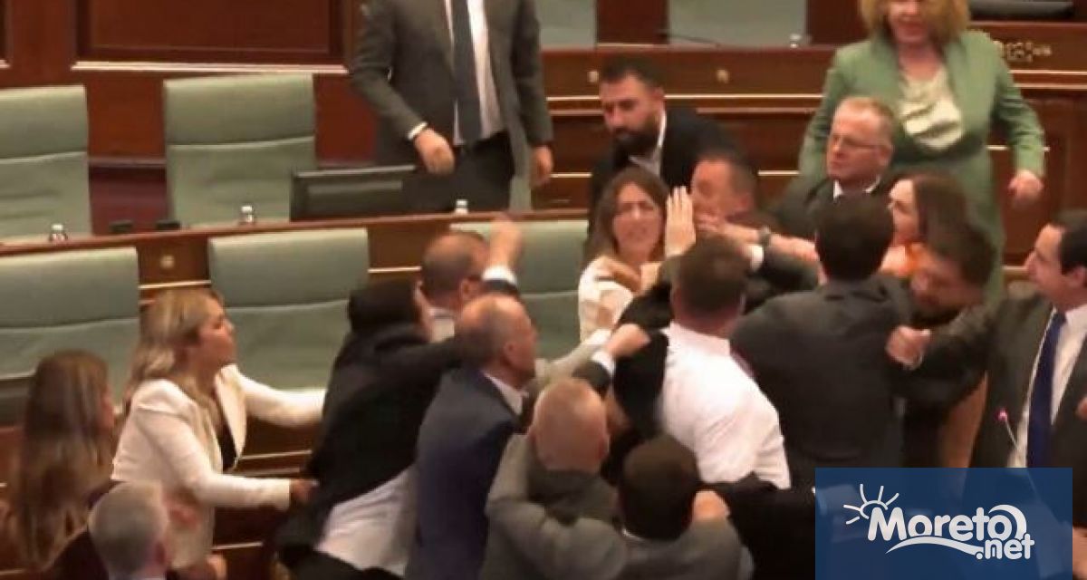 Премиерът на Косово Албин Курти беше нападнат от опозиционни депутати,