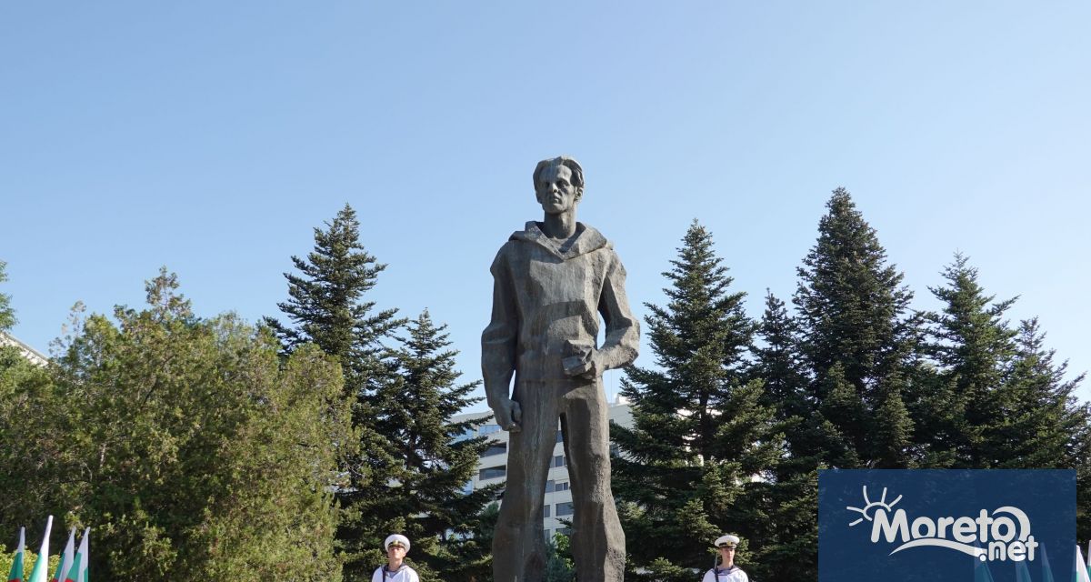 С церемония по полагане на венци и цветя ВВМУ Н