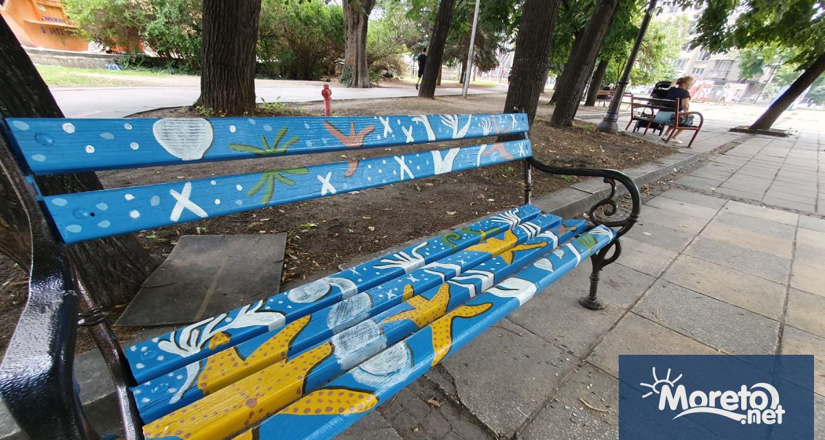 Цвят и свежест в парковата мебел до бул Сливница ще