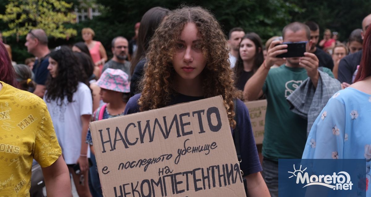 Хиляди хора във Варна са се събрали на протест под