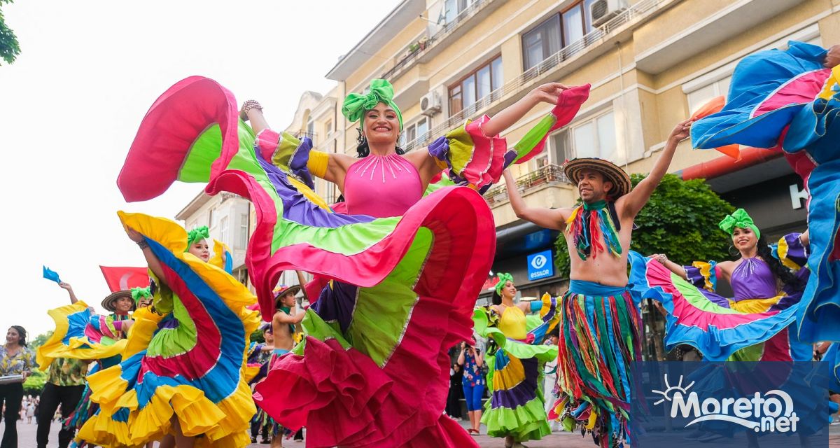 С колоритно шествие преминаващо през централната част на Варна започна