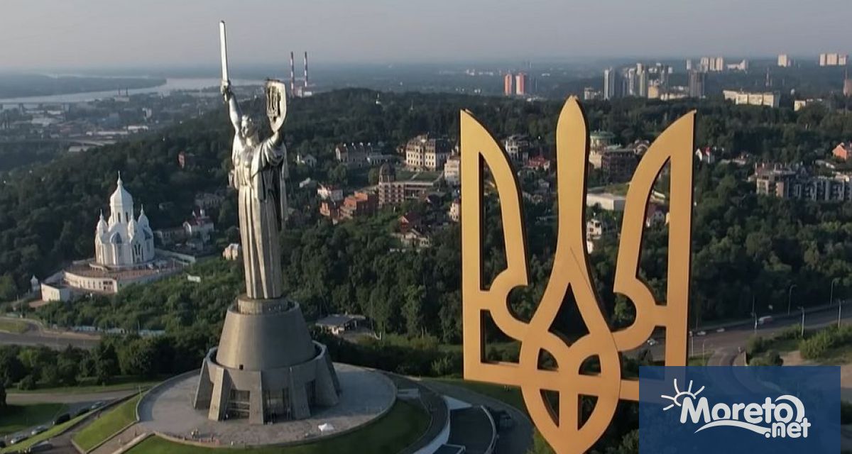 Националният тризъбец на Украйна беше монтиран на монумента Майка Украйна