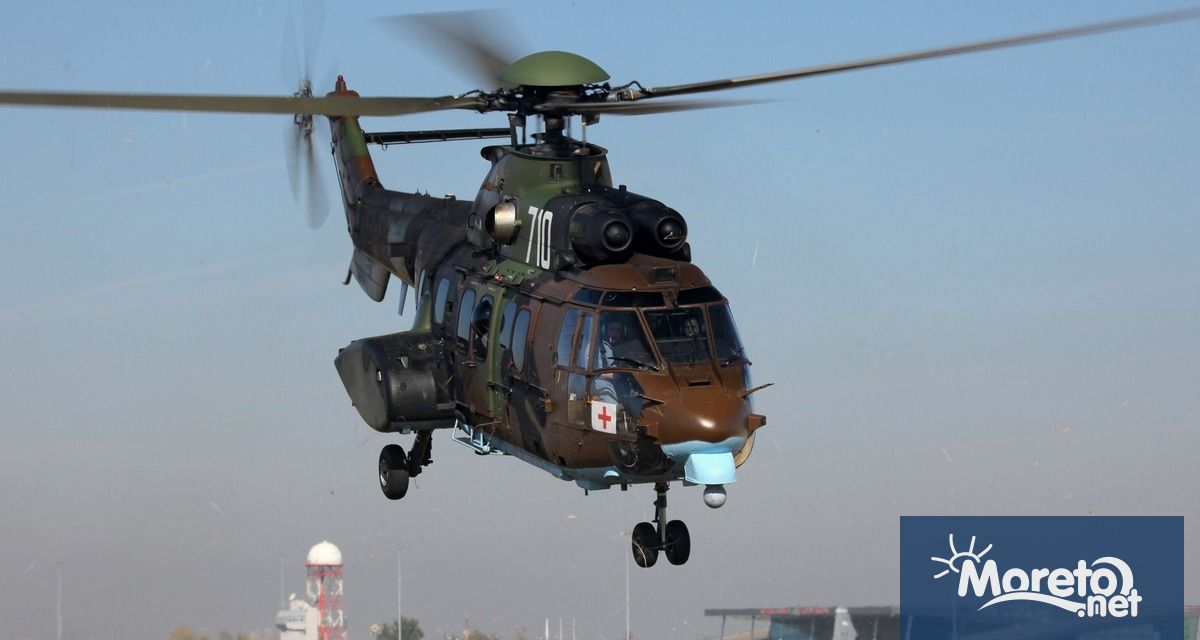 Военнослужещи и вертолет Кугар от състава на Военновъздушните сили участват