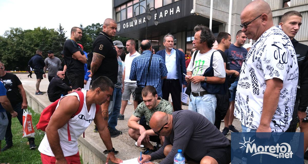 Десетки варненци се събраха днес пред сградата на Общината в