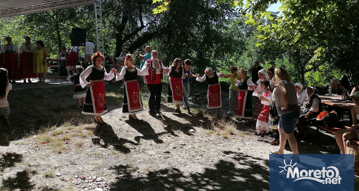 Повече от 100 певци танцьори и музиканти от читалищата на
