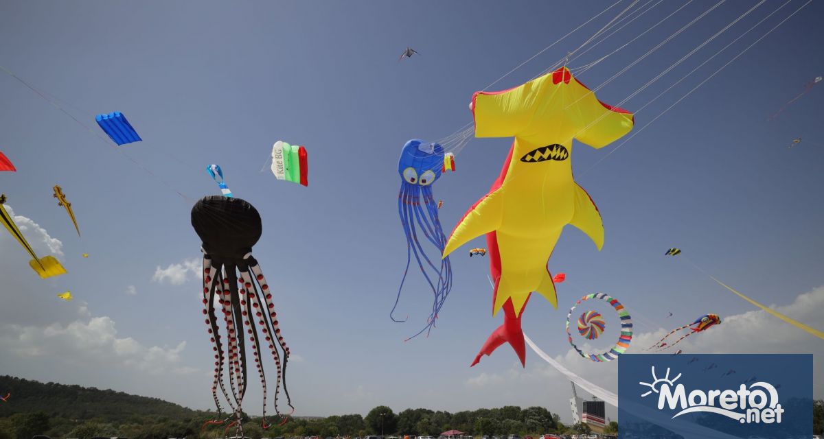 С дневни демонстрации на пъстри хвърчила синхронно управление под музикален