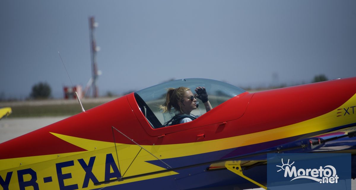 По повод провеждането на въздушни демонстрации с пет самолета Extra