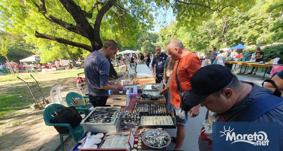 Хиляди посетители минават през провеждащото се втори ден във Варна